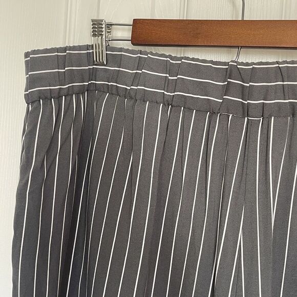Nine West Women's Shorts XXL Gray Striped Pull On Rayon - Picture 6 of 11
